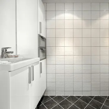 Tile adhesive solution application for floor tiles