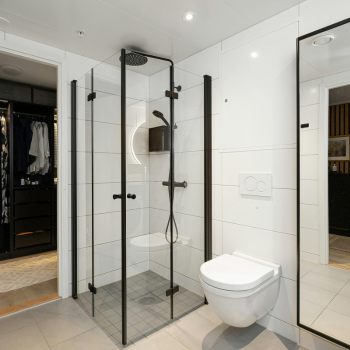 Tile adhesive solution spread using notched trowel